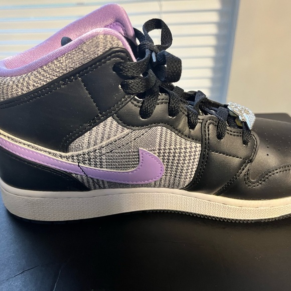 Air Jordan 1 Mid SE (GS) - Picture 11 of 16